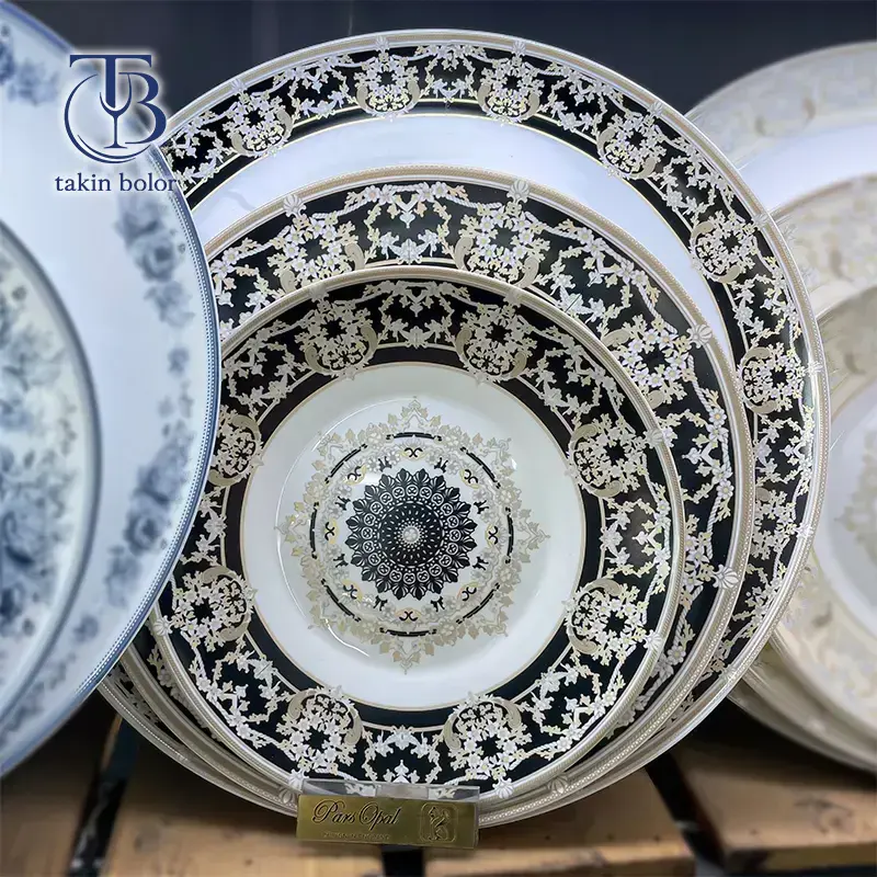 بشقاب سفید با طرح های مشکی و دور طلا روی تخته چوبی