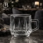 فنجان شیشه ای از جنس بلور روی میز مشکی