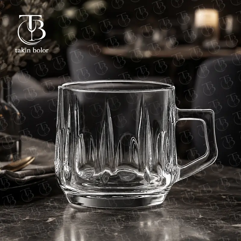 فنجان شیشه ای از جنس بلور روی میز مشکی