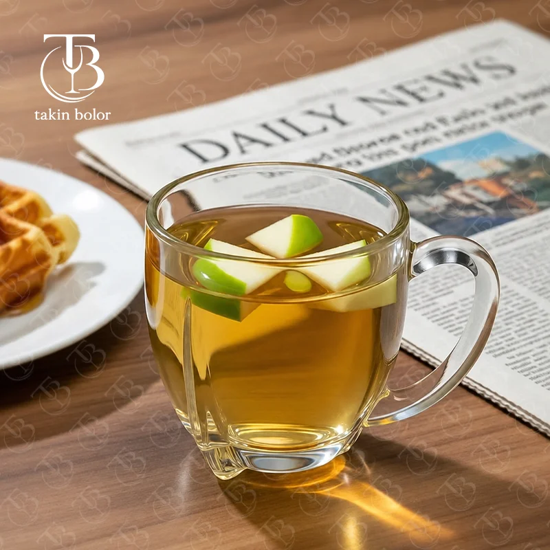 فنجان شیشه ای از جنس بلور روی یک میز چوبی