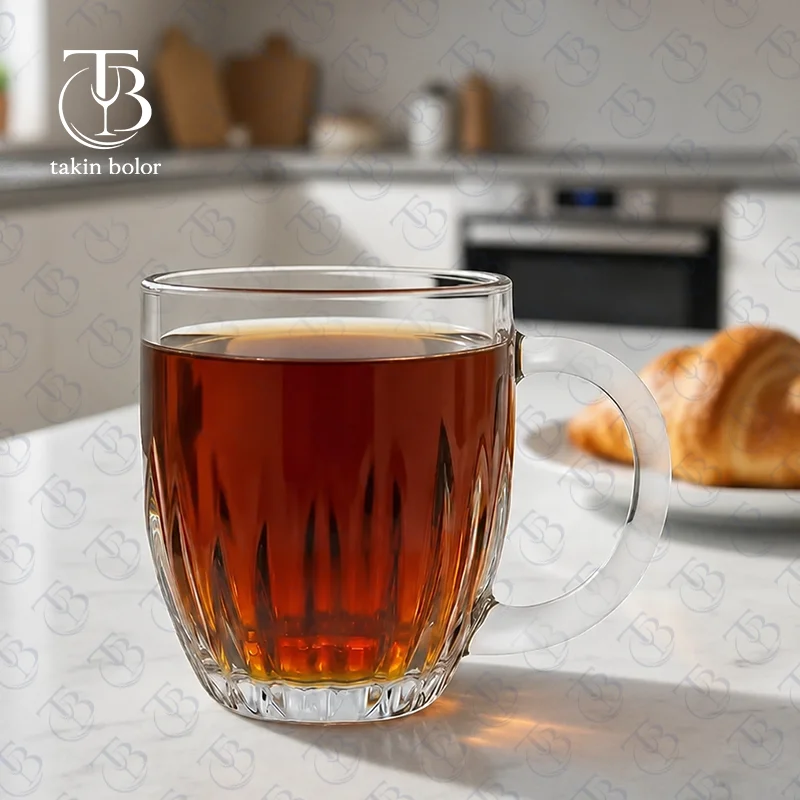 فنجان شیشه ای از جنس بلور مدل KTZB138 از برند بلینک مکس روی میز