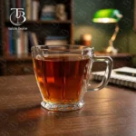 فنجان شیشه ای از جنس بلور مدل KTZB143 از برند بلینک مکس روی میز چوبی
