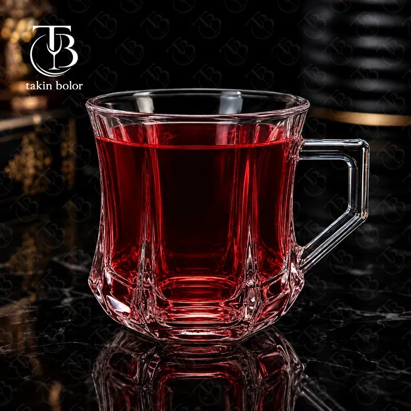فنجان شیشه ای از جنس بلور مدل KTZB144 از برند بلینک مکس روی میز چوبی