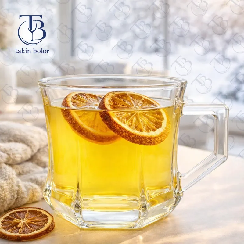 فنجان شیشه ای از جنس بلور مدل KTZB144 از برند بلینک مکس روی میز چوبی