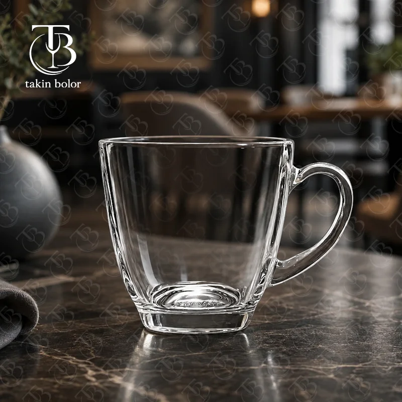 فنجان شیشه ای از جنس بلور مدل KTZB47 از برند بلینک مکس روی میز