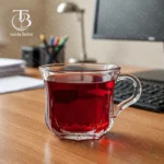 فنجان شیشه ای از جنس بلور مدل KTZB60 از برند بلینک مکس روی میز چوبی
