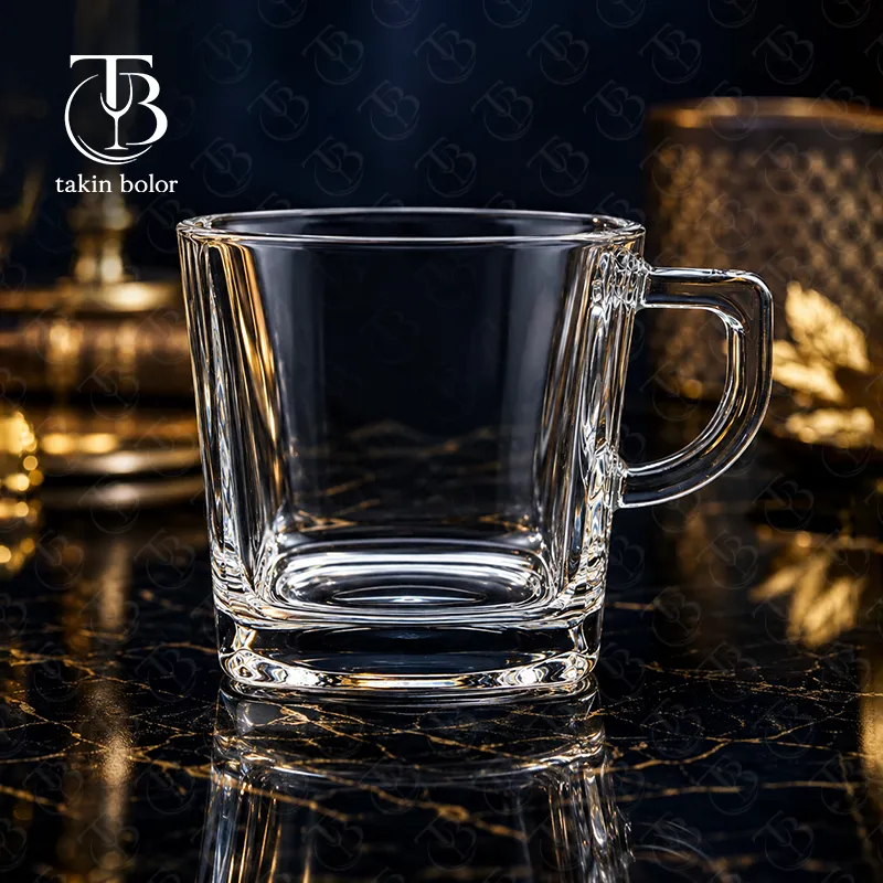 فنجان شیشه ای از جنس بلور روی یک میز مشکی