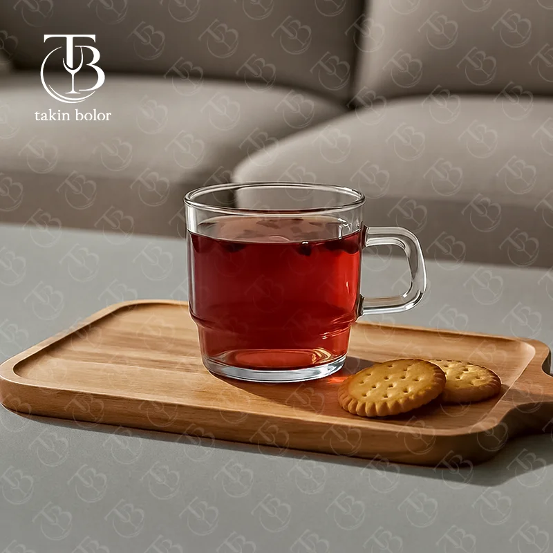 فنجان شیشه ای از جنس بلور مدل KTZB92 از برند بلینک مکس روی تخته چوبی