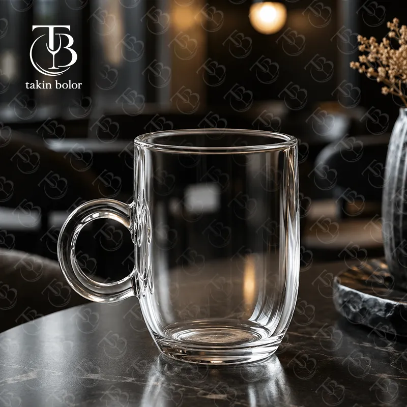 لیوان دسته دار شیشه ای از جنس بلور روی یک میز مشکی