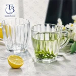 دو عدد لیوان دسته دار شیشه ای از جنس بلور روی میز