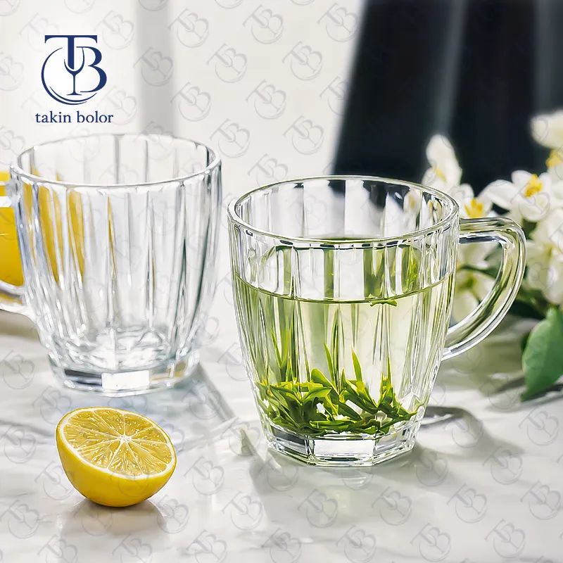 دو عدد لیوان دسته دار شیشه ای از جنس بلور روی میز