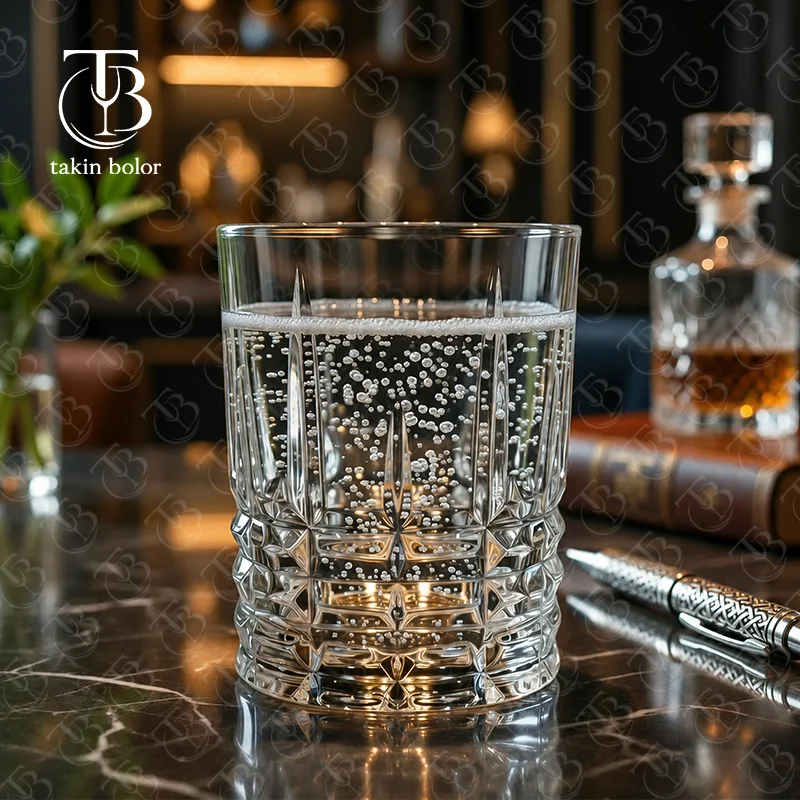 لیوان شیشه ای از جنس بلور مدلKTY6230B از برند بلینک مکس روی میز چوبی