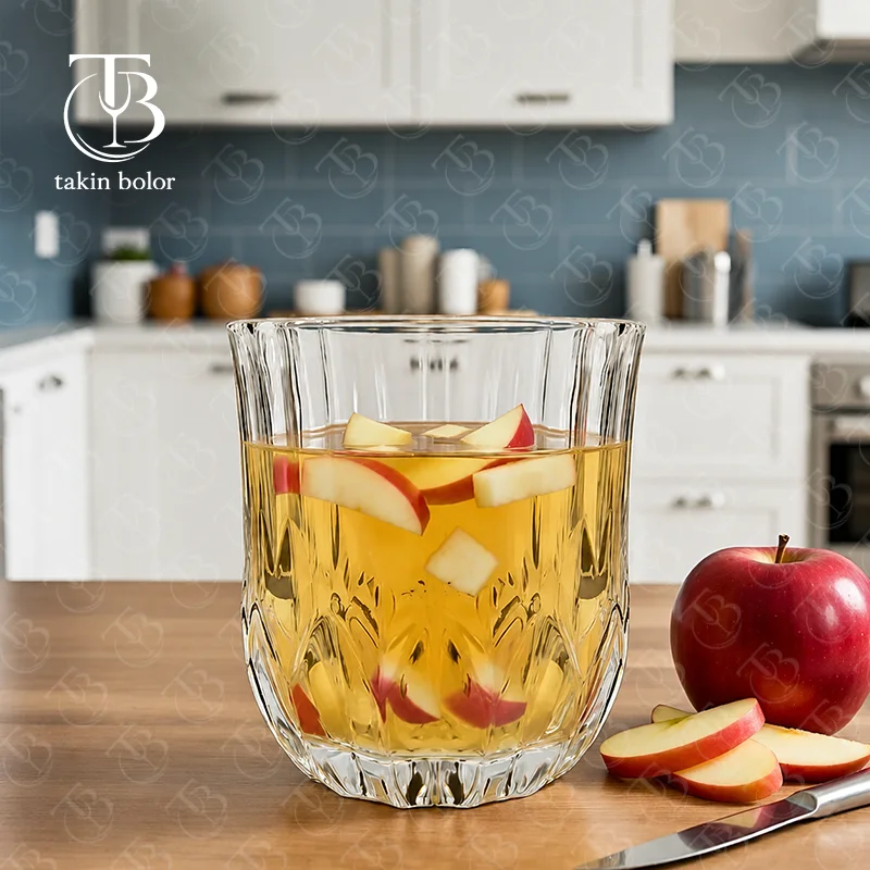 لیوان شیشه ای از جنس بلور مدل KTY6241-1 از برند بلینک مکس روی میز چوبی