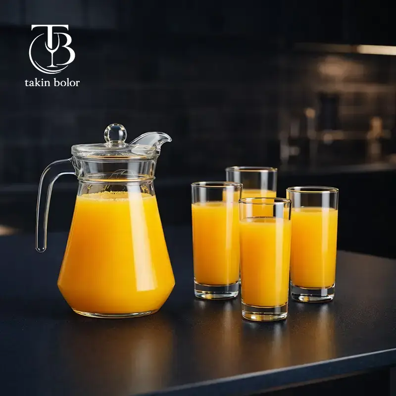 پارچ و لیوان شیشه ای از برند بلینک مکس روی میز مشکی