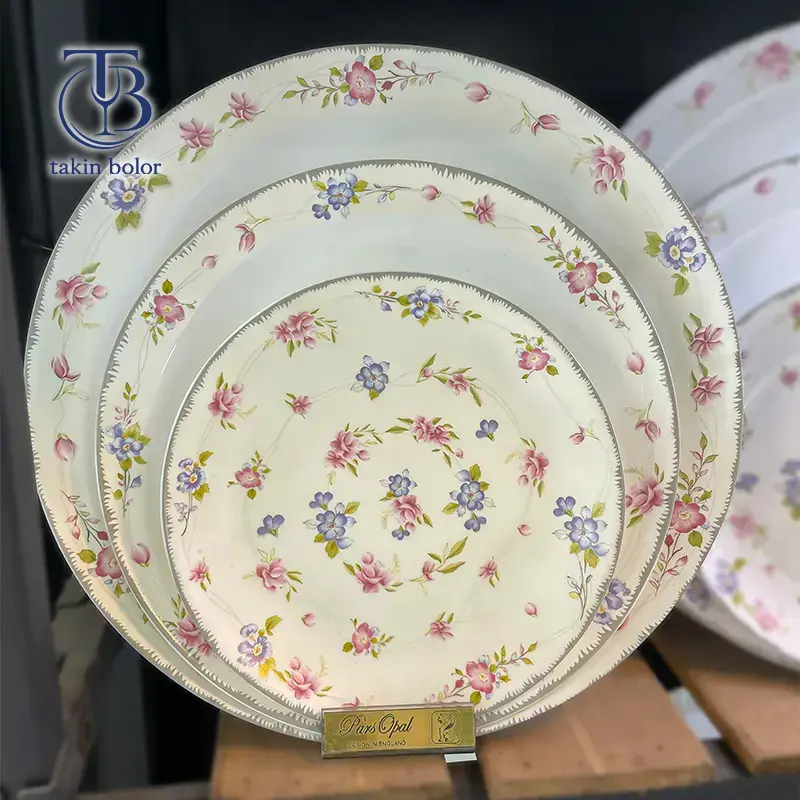 بشقاب کرم گل گلی روی تخته چوبی