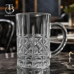 لیوان دسته دار از جنس بلور روی میز مشکی