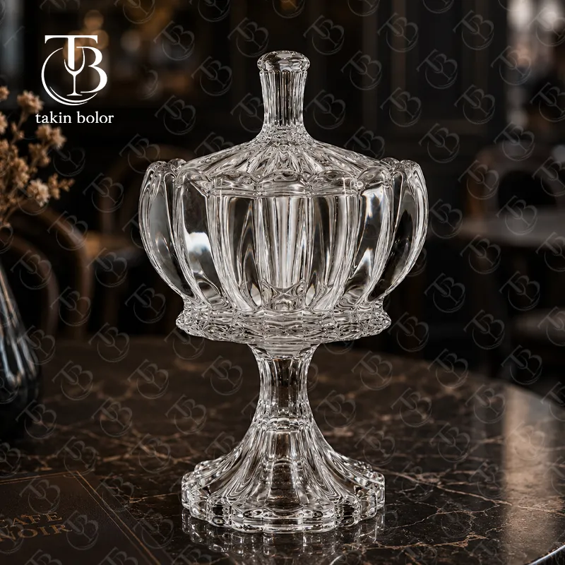 شکلات خوری پایه دار از جنس بلور روی یک میز مشکی