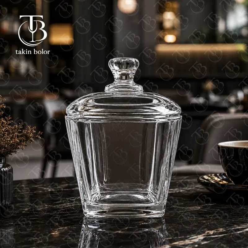 قندان شیشه ای از جنس بلور روی یک میز مشکی