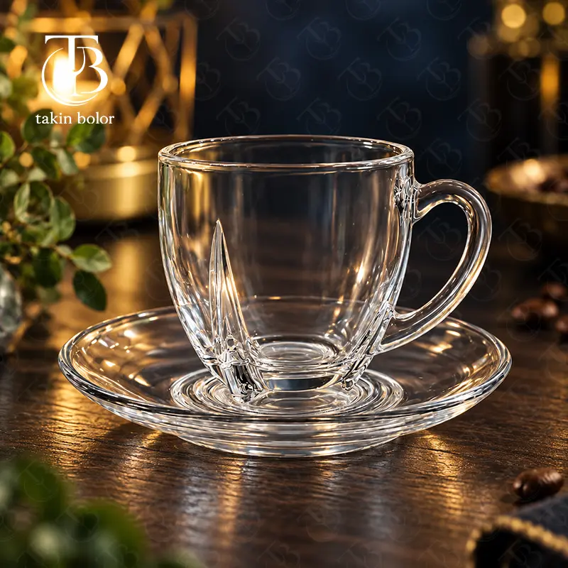 فنجان نعلبکی شیشه ای از جنس بلور روی یک میز چوبی