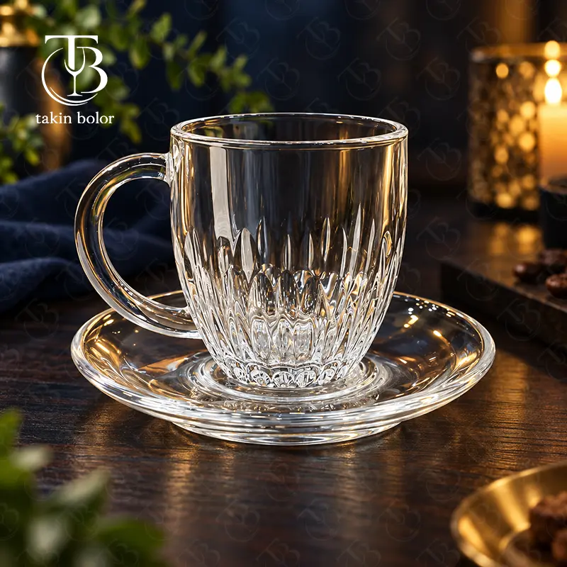فنجان نعلبکی شیشه ای از جنس بلور روی یک میز چوبی