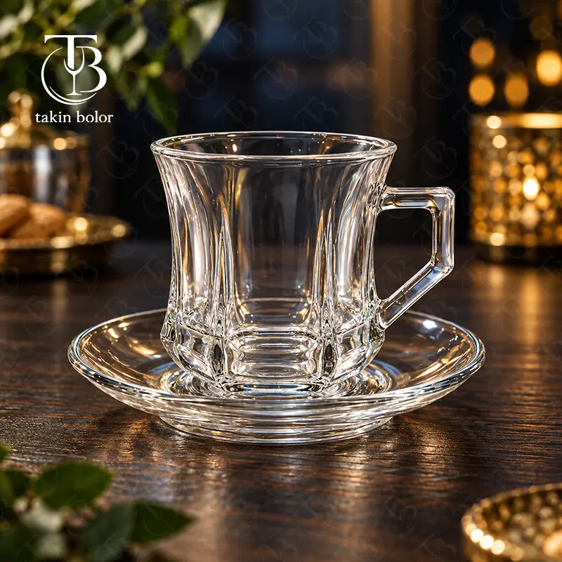 فنجان نعلبکی شیشه ای از جنس بلور روی یک میز چوبی