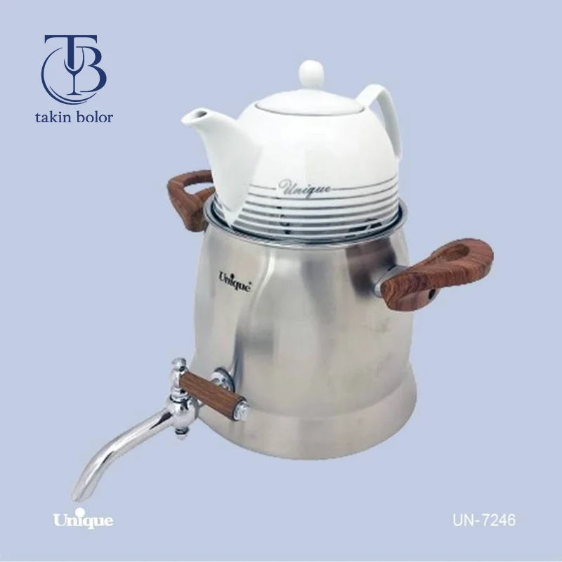 کتری استیل با دستگیره چوبی و قوری سفید روی آن