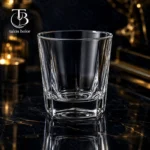 نیم لیوان شیشه ای از جنس بلور روی یک میز