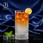 لیوان شربت خوری از جنس بلور روی یک میز مشکی