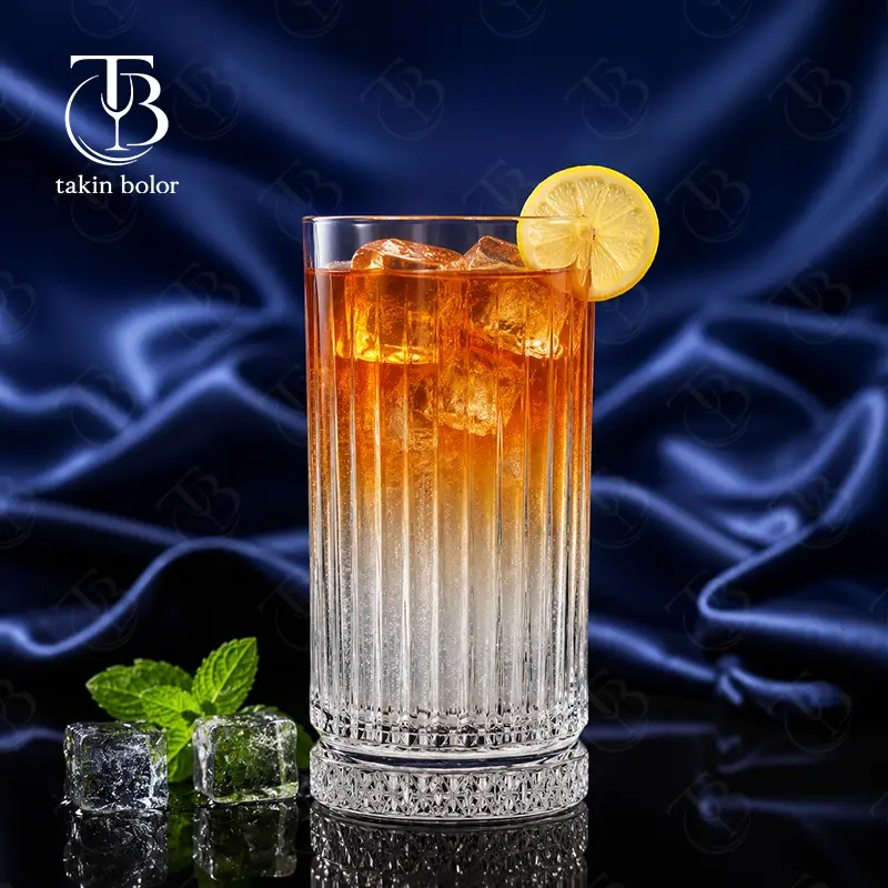 لیوان شربت خوری از جنس بلور روی یک میز مشکی