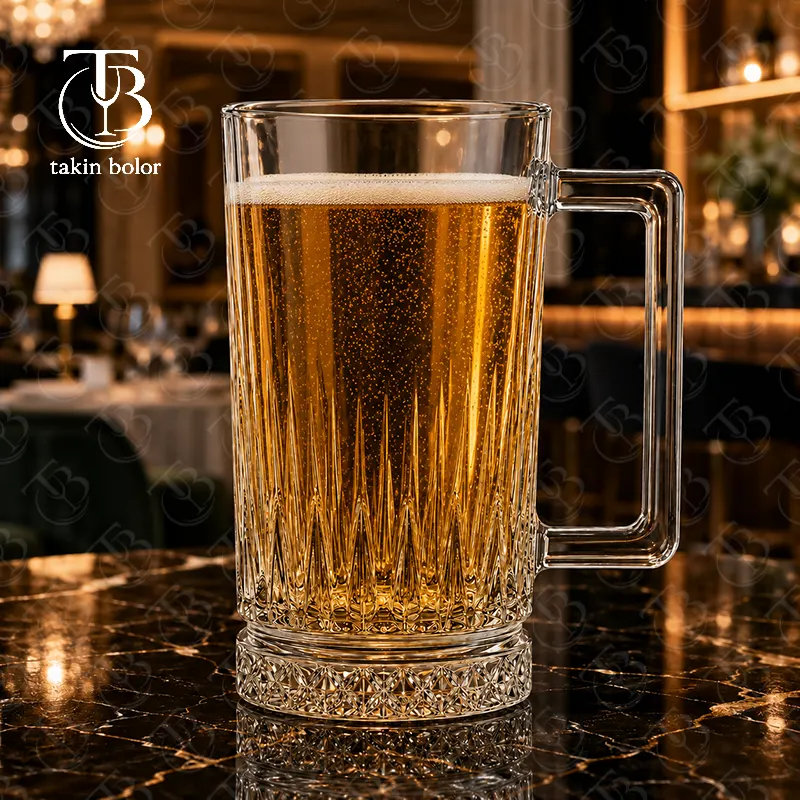 لیوان بزرگ شیشه ای از جنس بلور روی یک میز مشکی