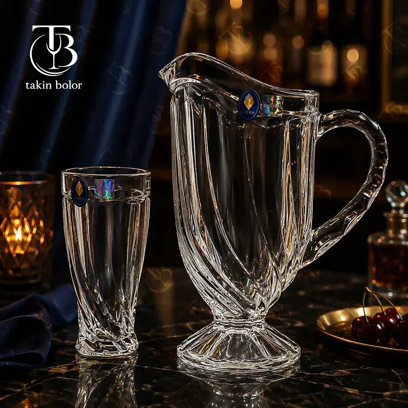 پارچ و لیوان شیشه ای از جنس بلور روی یک میز مشکی