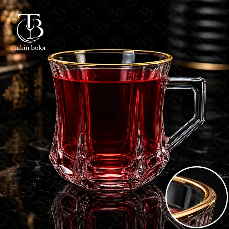 فنجان شیشه ای لب طلا از جنس بلور روی یک میز
