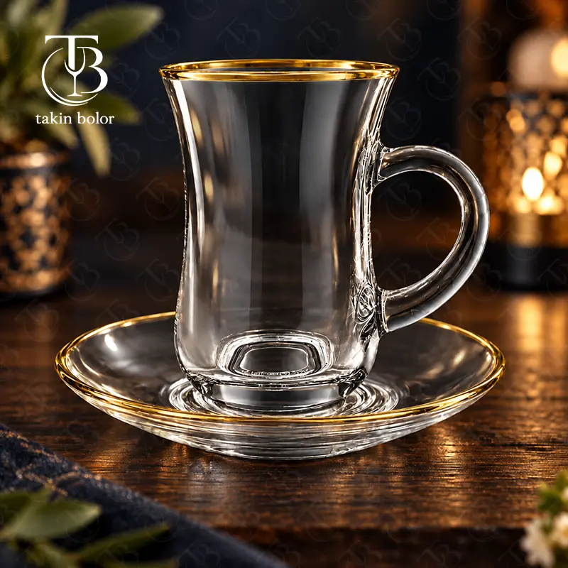 فنجان نعلبکی شیشه ای از جنس بلور روی یک میز چوبی