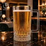 لیوان بزرگ شیشه ای لب طلا از جنس بلور روی یک میز